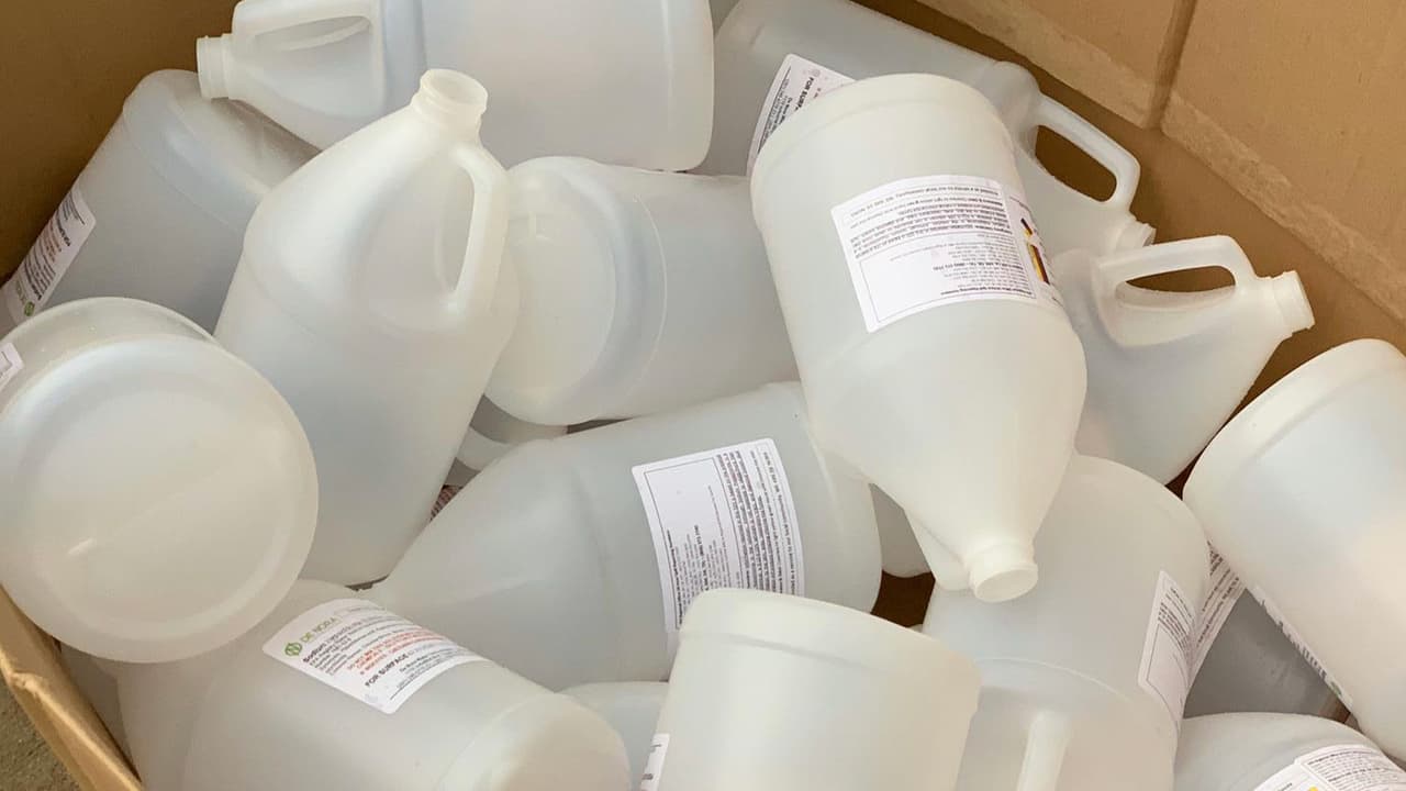 Además se les entrega un contenedor de recarga de un galón por hogar.