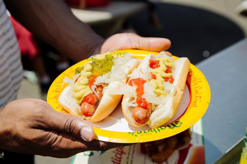 Es cierto: Comieron “hot dogs” en Brooklyn por sólo 5 centavos