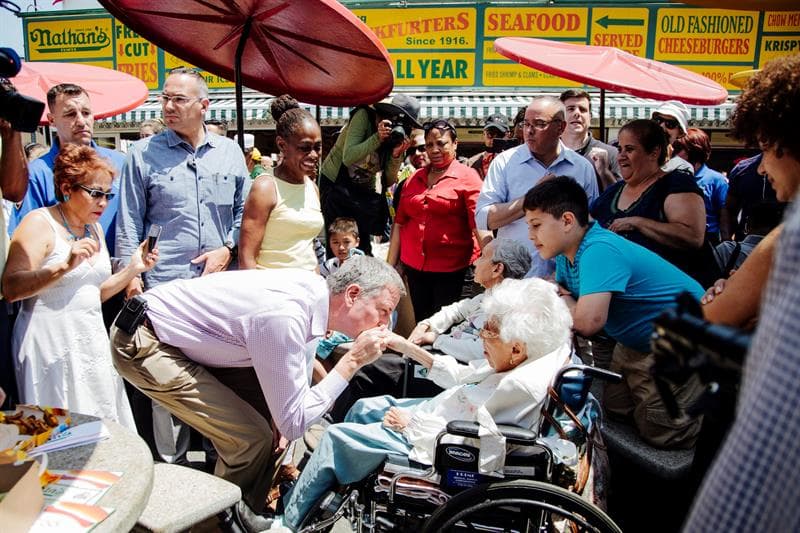 Bill de Blasio, alcalde de NYC, saludó mientras esperaba su “hot dog”.