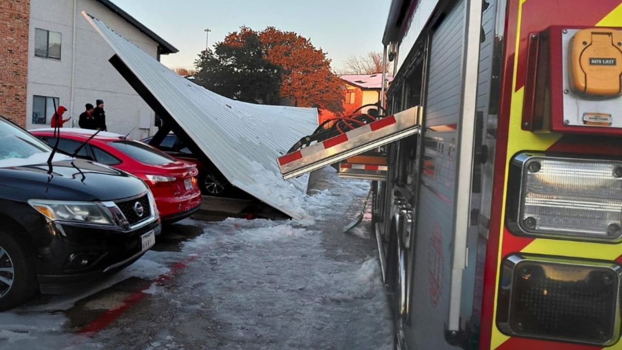 El 
<b>colapso de un techo en un estacionamiento de Irving</b> activó la respuesta de emergencia tras 
<a href="https://www.univision.com/local/dallas-kuvn/frente-artico-norte-texas-posible-hielo-temperaturas-bajo-cero-este-fin-de-semana-del-23-al-26-de-enero-de-2026" target="_blank">el paso de una tormenta invernal por el norte de Texas</a>. 
<br>La estructura
<b> cedió por el peso del hielo y la nieve acumulados</b>. 
<br>Irving Fire Department atendió el incidente en W. Pioneer, donde 
<b>un vehículo resultó afectado. </b>
<br>Aunque la nieve disminuyó, 
<b>autoridades advierten que el riesgo continúa por la recongelación de superficies</b> y el posible hielo negro.