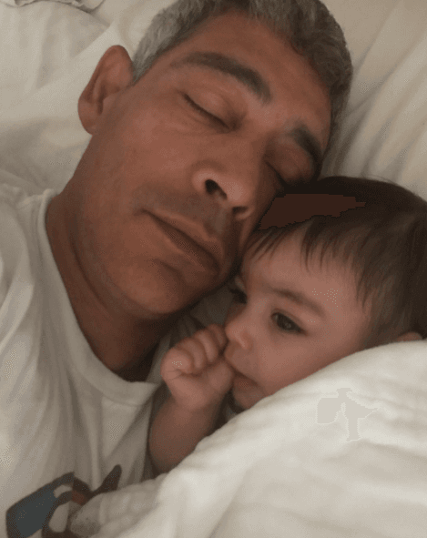 Johnny recuerda sus época como papá, ahora disfruta el poder ver crecer a su nieta.