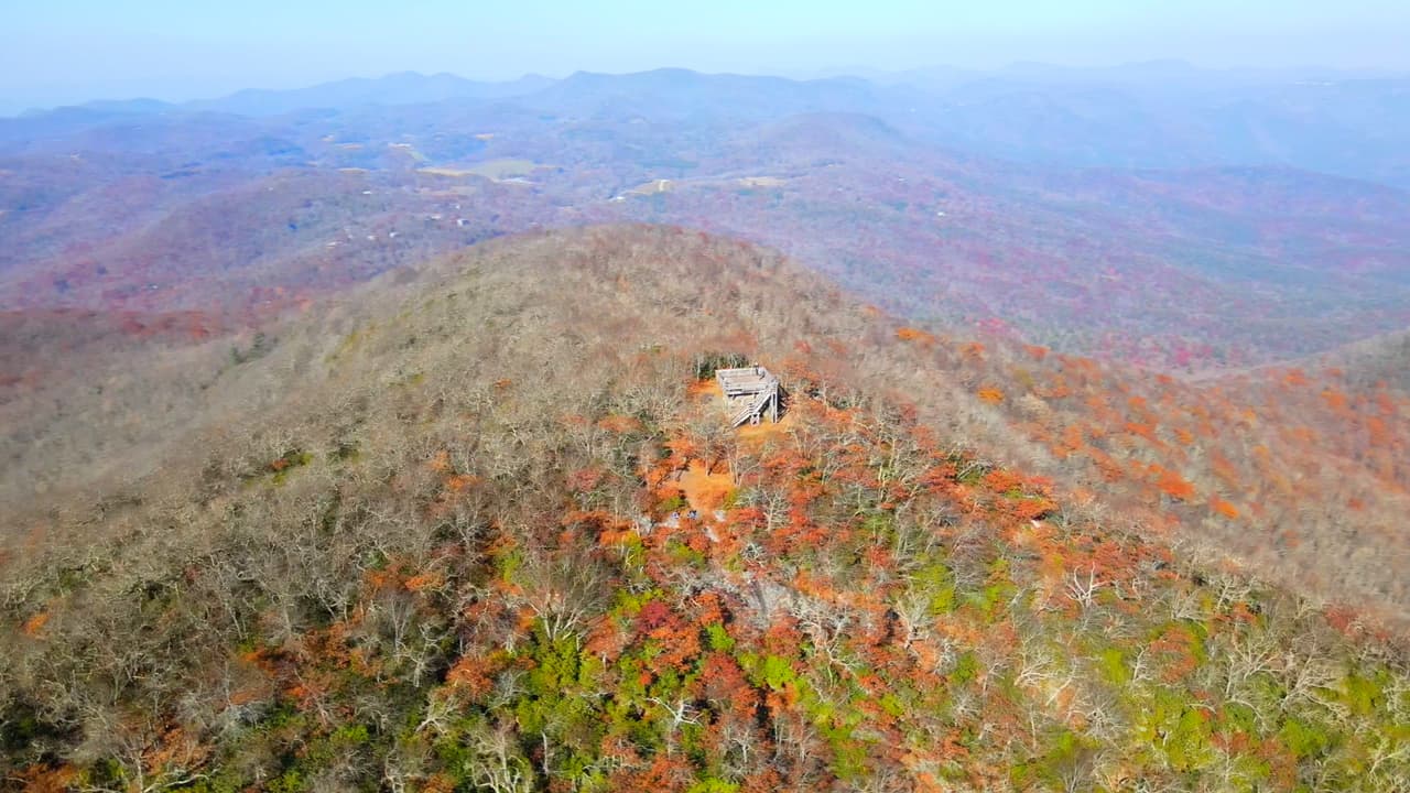 En temporadas como el otoño, el paisaje se pinta de colores espectaculares también.
