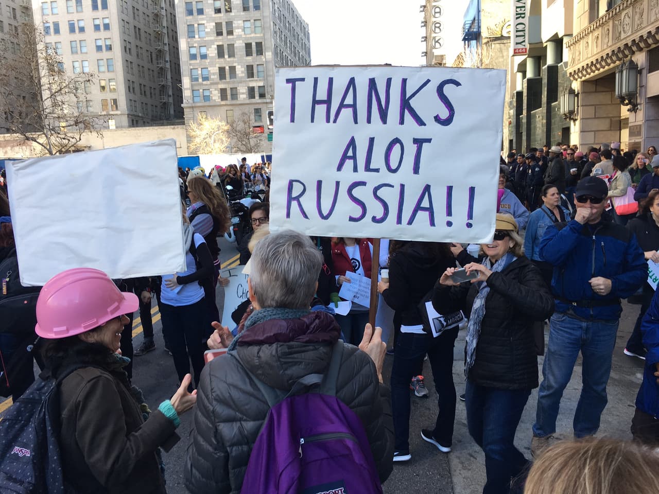 Decenas de miles de personas marcharon en Los Ángeles contra el gobierno de Trump.