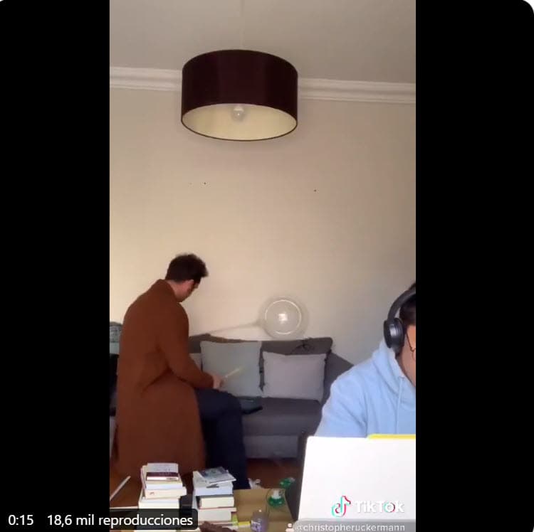 En TikTok ha estado activo 
<b><a href="https://twitter.com/christopheruck/status/1347014029802352641" target="_blank">dejando ver ese lado musical </a></b>que ahora lo tiene tan concentrado.