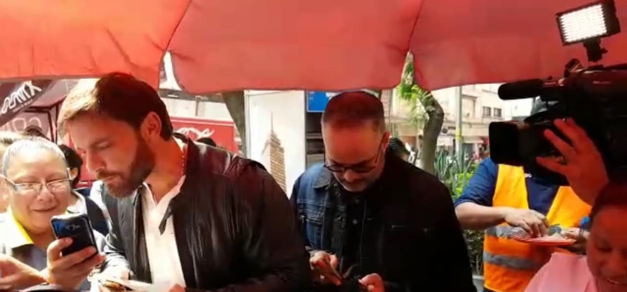 Las fans, atónitas al gesto de humildad, se acercaron a perdirle fotografías mientras él comía su quesadilla, acompañado de su representante, Alberto Navarro.