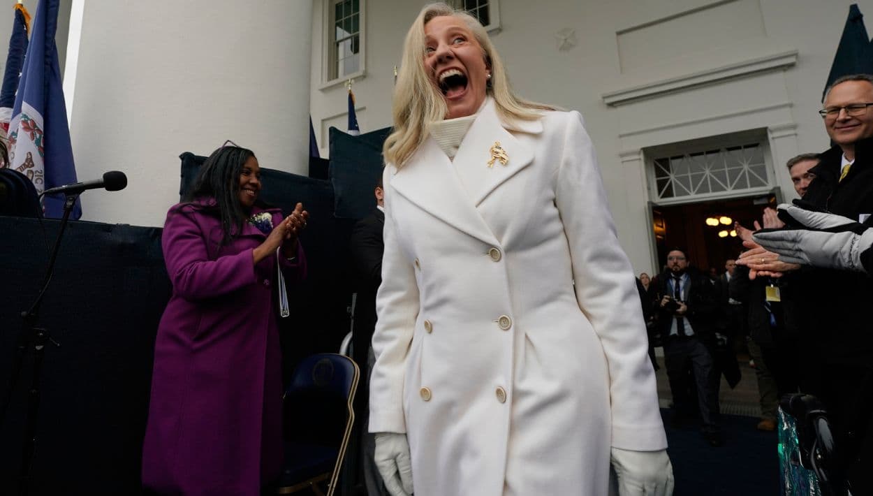 La gobernadora de Virginia, Abigail Spanberger, llega al Capitolio estatal en Richmond para las ceremonias de investidura, el sábado 17 de enero de 2026.