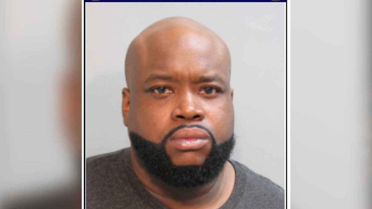 El sospechoso fue arrestado cuando dejó el auto apagado con los niños adentro.