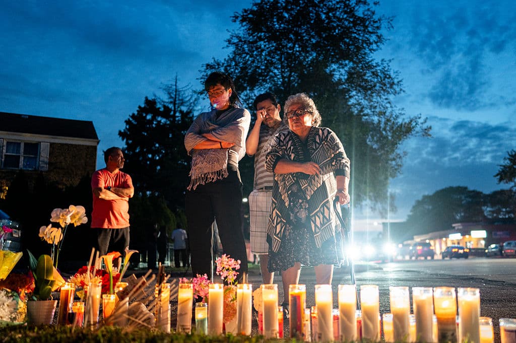 FRANKLIN PARK, ILLINOIS - 13 DE SEPTIEMBRE: Personas rinden homenaje durante una manifestación cerca de un pequeño monumento en memoria de Silverio Villegas-González el 13 de septiembre de 2025 en Franklin Park, Illinois. Según el ICE, Villegas-González recibió un disparo tras arrastrar a un agente del ICE con su coche mientras huía. El área de Chicago ha experimentado un aumento reciente de la actividad del ICE, como parte de la ofensiva de la administración Trump contra los inmigrantes indocumentados en la zona, conocida como Operación Midway Blitz. (Foto de Brandon Bell/Getty Images)