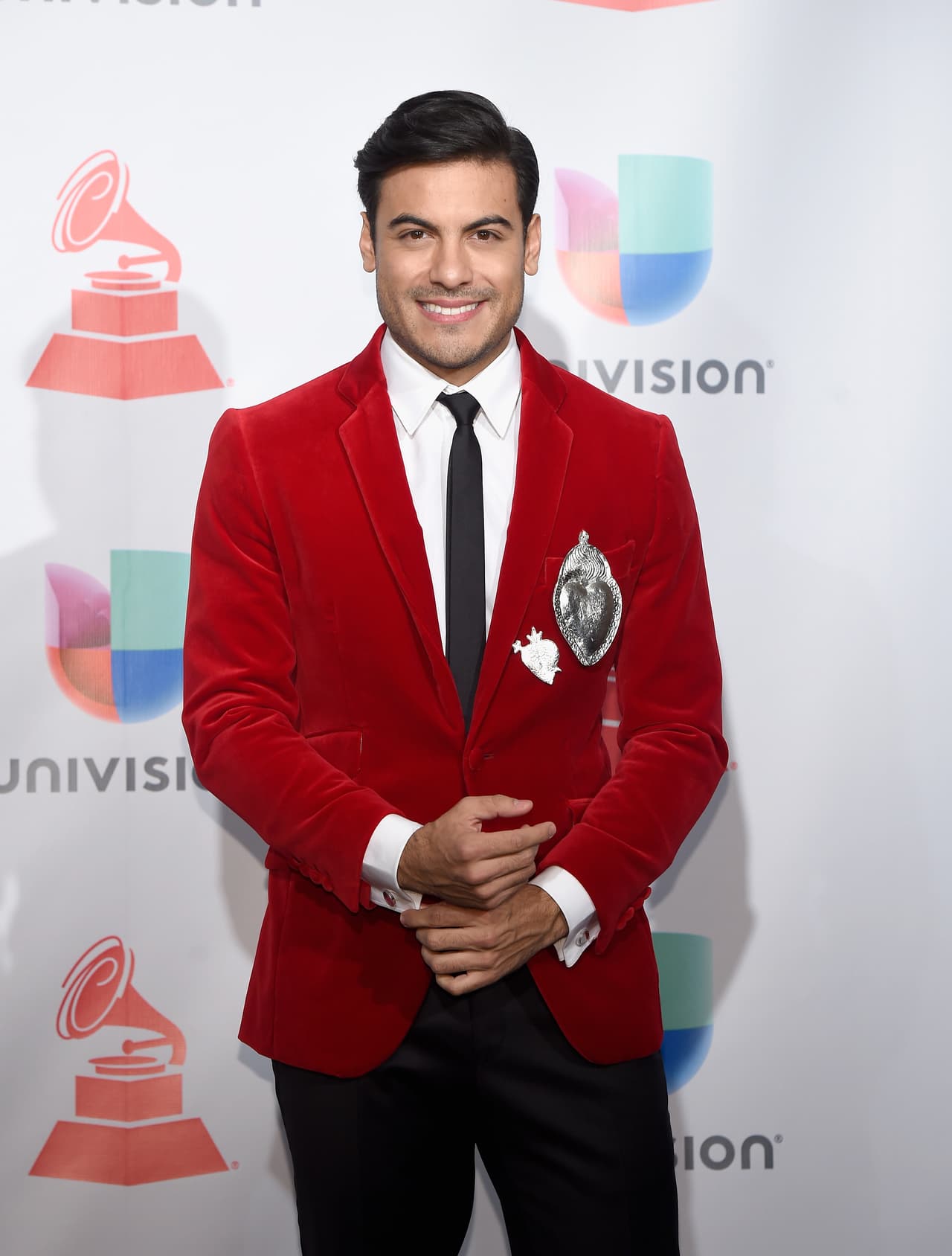 Durante la gala, Rivera tuvo un cambio de vestuario. El cantante optó por un saco en terciopelo rojo y unos corazones de latón, en referencia a las artesanías mexicanas.