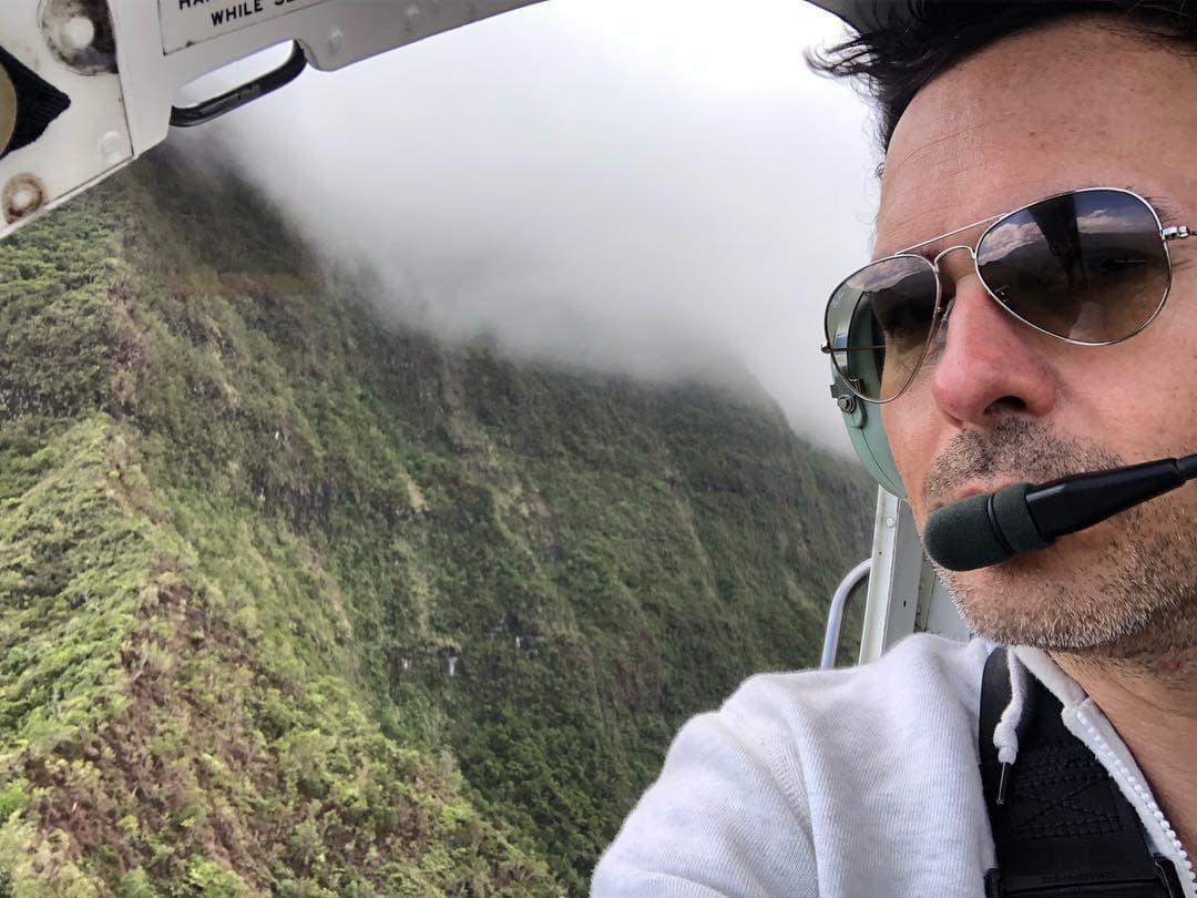 En abril de 2019, Carlitos voló en helicóptero para apreciar desde las alturas los majestuosos volcanes de Hawái.