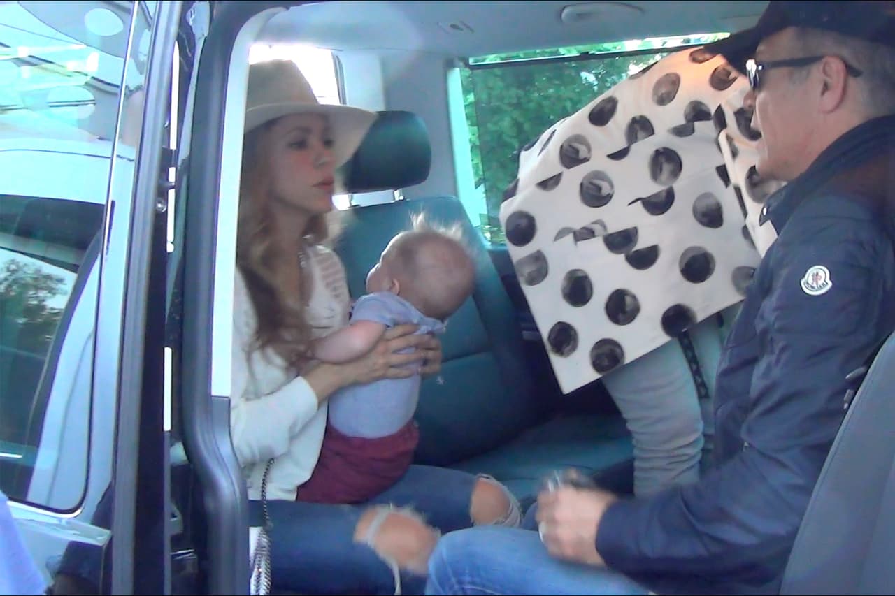 Su mami lo acomodó con mucho cuidado.