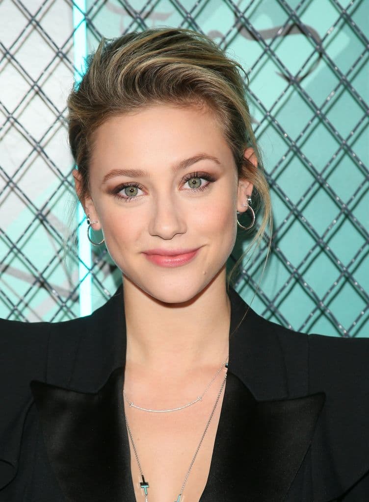 Respecto a las declaraciones de Lili Reinhart en contra de Kim Kardashian, el entrenador respondió con una carcajada, según reportó TMZ: "
<b>Ven y mira The Matrix</b>", refiriéndose a su nombre.
<br>