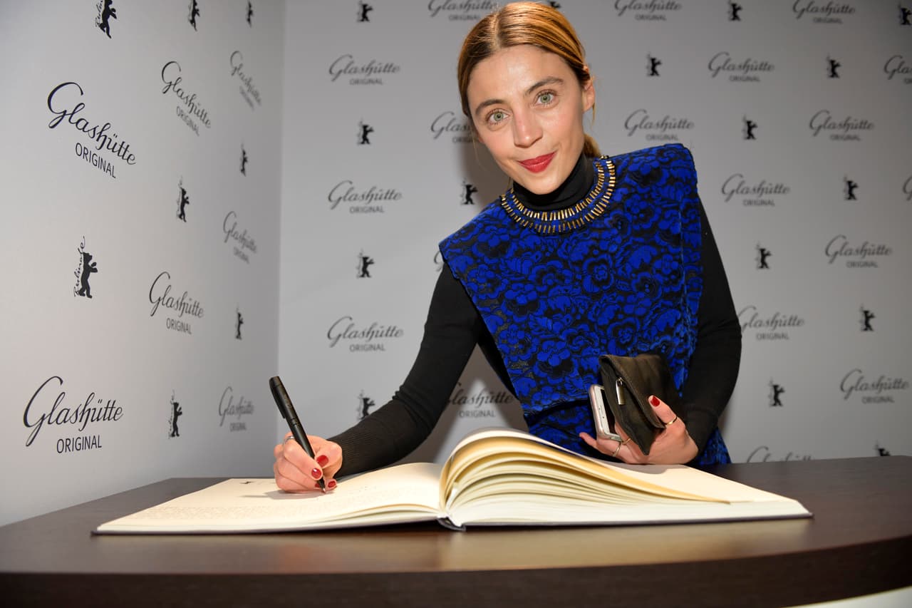 A pesar de sus 37 años de edad, y que Elba Esther tiene 74 años, Ilse se ve como la persona ideal para interpretar el papel de ‘La Maestra’ en sus años de juventud.