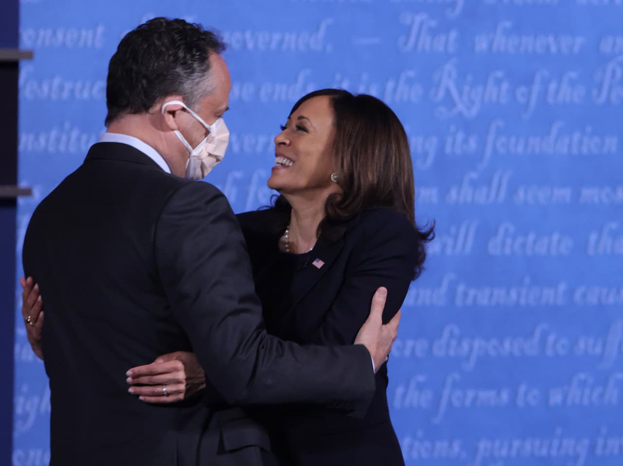 Al final del debate Douglas Emhoff, el esposo de 
<a href="https://www.univision.com/temas/kamala-harris">Kamala Harris</a>, subió al podio para abrazar a la candidata llevando una mascarilla protectora. La senadora comenzó calificando la respuesta que el gobierno ha dado a la pandemia del coronarivus como el "mayor fracaso de cualquier presidente en la historia de nuestro país".