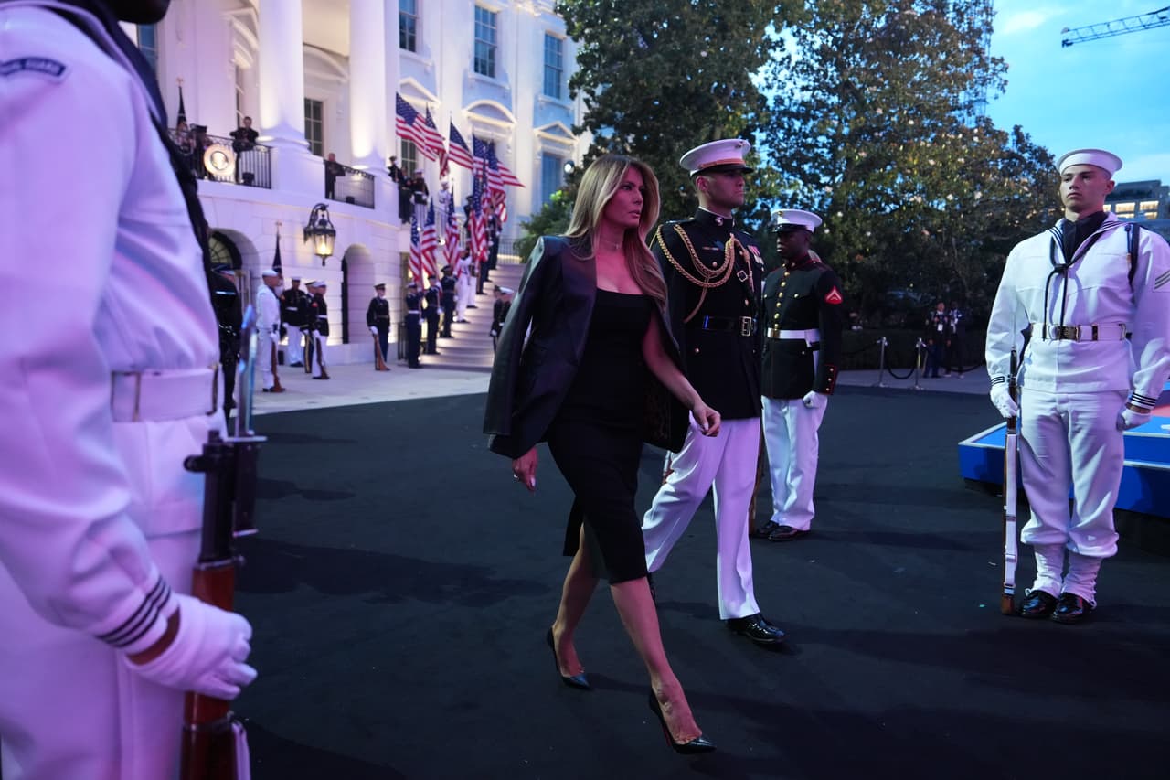 La primera dama Melania Trump sale al evento UFC Freedom 250 en el jardín sur de la Casa Blanca.