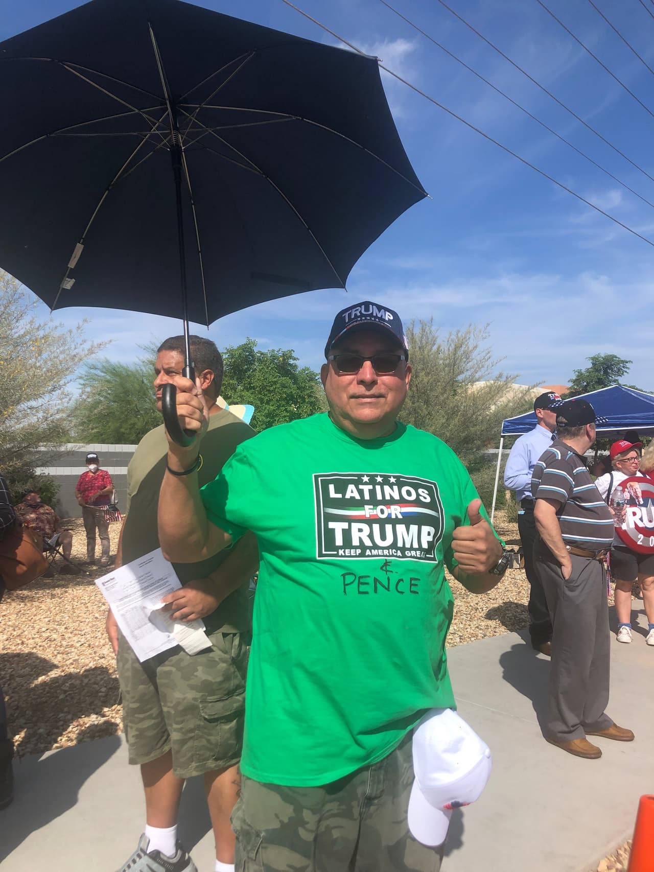Latinos por Trump presentes para el evento Make America Great Again.