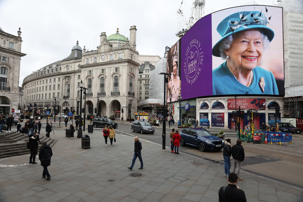 Un retrato de la reina Isabel II en Piccadilly Circus, en el centro de Londres, este domingo 6 de febrero de 2022.