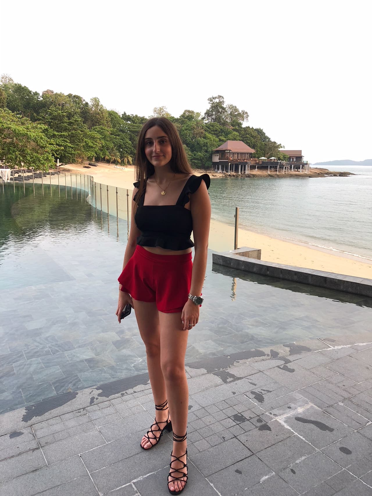 Ella sabe combinarse muy bien a la hora de vestir y este atuendo de colores negro y rojo la hicieron ver sencilla y juvenil pero con mucho estilo. 
<br>