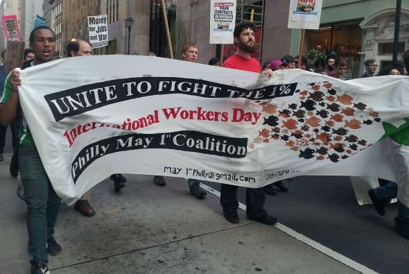 Los manifestantes caminaron la calle central Walnut Street. El tráfico paró para poder darles la oportunidad de expresarse durante el día del trabajo.