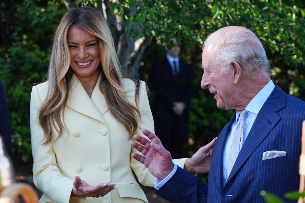 El rey Carlos III lleva décadas protegiendo a las abejas, polinizadoras vitales para la biodiversidad. Tendrá tantas historias que, alguna de ellas le causó risas a Melania Trump.
