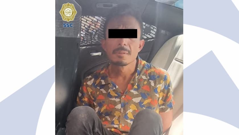 En la imagen, el presunto agresor del comensal en la colonia Roma de la Ciudad de México luego de ser detenido el lunes 2 de mayo de 2022.