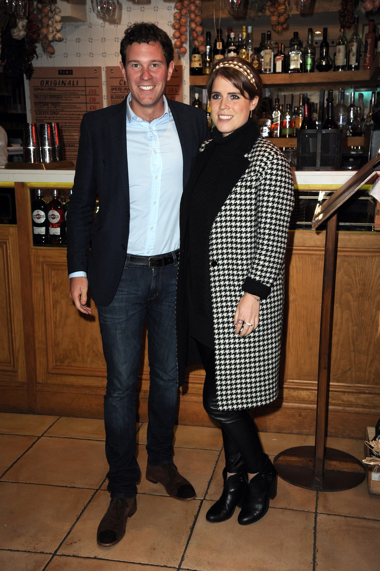 Jack es el administrador de Tiki, uno de los bares más famosos actualmente en la capital británica y pertenece a una familia acaudalada. Él ha convivido con la familia real y cuenta con la aprobación de la reina.