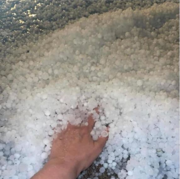 <br>En el área de Garland hubo varios reportes de granizo grande.
<br>
<br>