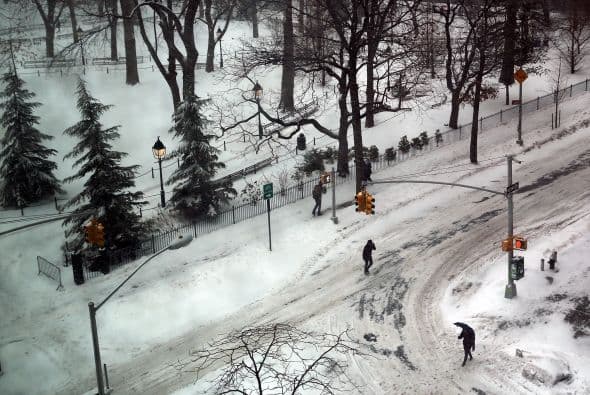 La nieve que deja la tormenta invernal "Pax" en la costa este de Estados Unidos ha causado al menos una decena de muertes, principalmente por accidentes de tráfico, y provocado la cancelación de más de 5.000 vuelos. Washington, está paralizada casi por completo, con acumulaciones de entre 20 y 30 centímetros, lo que ha causado el cierre de las oficinas federales y escuelas; los dos aeropuertos de la ciudad permanecen hoy cerrados. Filadelfia y Nueva York, donde se ha declarado el estado de emergencia, esperan acumular entre 30 y 40 centímetros de nieve y también se espera que las fuertes rachas de viento alcancen 80 kms. por hora. Las autopistas y carreteras en Carolina del Norte sufren desde últimas horas de la tarde del miércoles enormes atascos, en gran medida provocados porque muchos conductores decidieron abandonar sus vehículos en la calzada ante la imposibilidad de seguir su camino debido a las placas de hielo y las acumulaciones de nieve. En Atlanta cerca de 250.000 hogares se mantienen sin suministro eléctrico. Las mayores acumulaciones de nieve ocurrirán entre hoy y mañana a lo largo del corredor de la Interestatal 95, que recorre el nordeste del país, incluyendo las áreas metropolitanas de Washington, Baltimore (Maryland), Nueva York y el interior de Nueva Inglaterra.