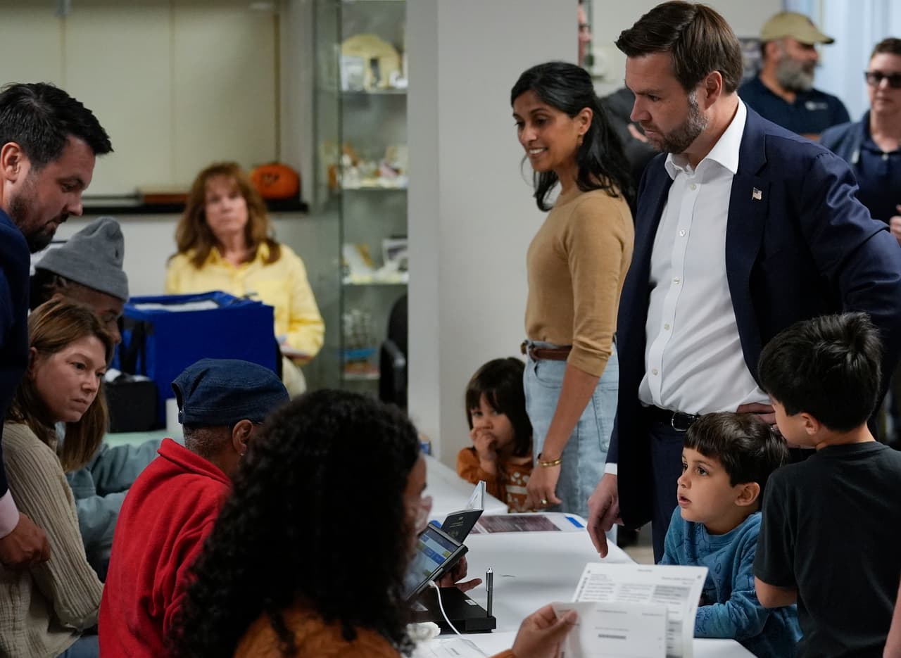 El candidato republicano a la vicepresidencia, el senador J.D. Vance (republicano por Ohio), su esposa Usha Vance y sus hijos llegan a votar a la iglesia católica maronita San Antonio de Padua el día de las elecciones, el martes 5 de noviembre de 2024, en Cincinnati.