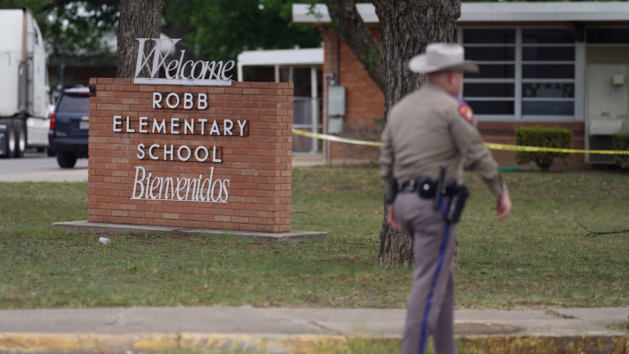 Videos revelan las fallas del exjefe de la policía de Uvalde durante la masacre en la escuela Robb