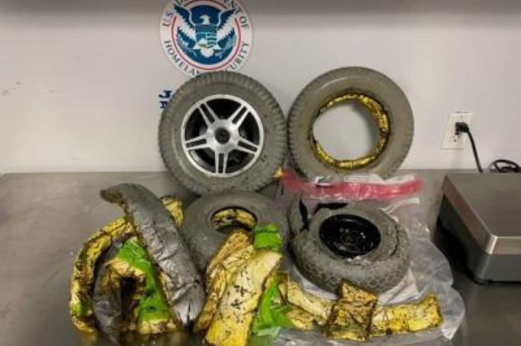 Dominicana es detenida en aeropuerto JFK acusada de traficar droga oculta en silla de ruedas