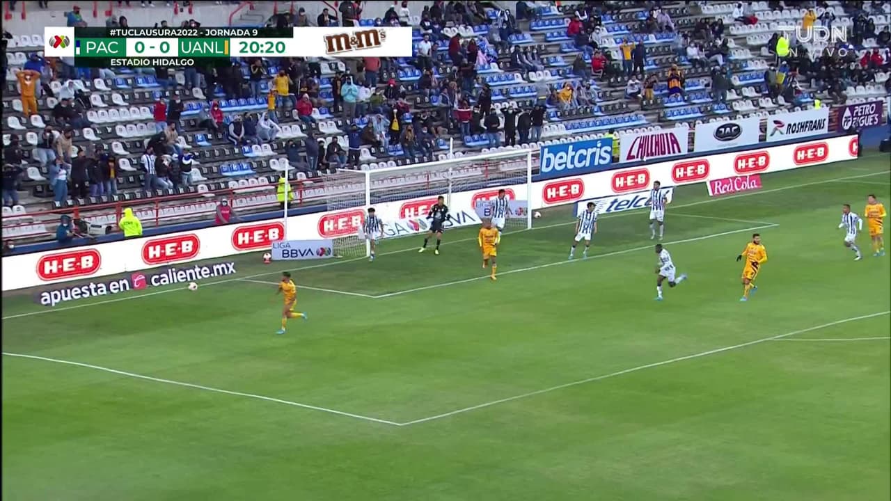 ¡CERCA! Florian Thauvin disparó que se estrella en el poste.