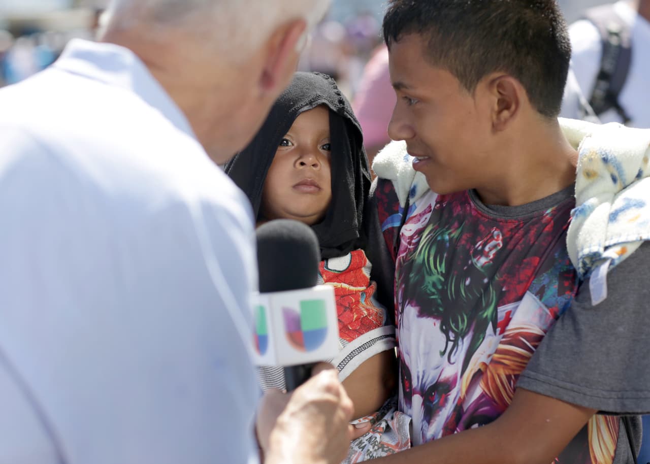 “Sus caras –cansadas, asoleadas, sorprendidas, inocentes, expectantes– son el mejor argumento contra los esparcidores del odio y los políticos racistas”.