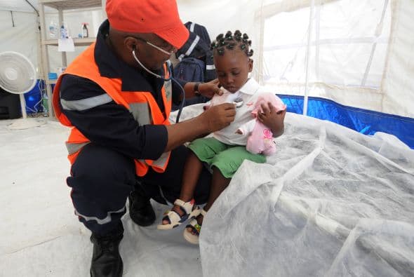 Los militares tomaron el aeropuerto y montaron guardia mientras soldados de paz de la ONU entregaban arroz, frijoles y agua a la desesperada muchedumbre. Estallaron trifulcas entre la gente y la policía tuvo que lanzar gases para dispersarla.