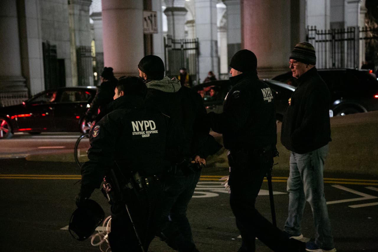 La confrontación pasó después de que cientos de manifestantes marcharon a través del puente de Brooklyn hacia Manhattan