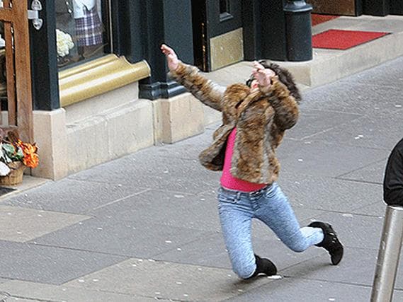 El resbalón de Scarlett Johansson durante la grabación de la cinta 'Under the skin’ dio como resultado un sinfín de memes en las redes sociales.