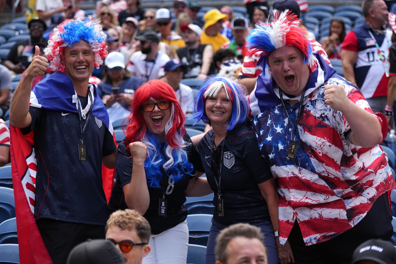Los aficionados estadounidenses esperan el partido de futbol del Grupo D de la Copa Mundial entre Estados Unidos y Australia en Seattle, el viernes 19 de junio de 2026.