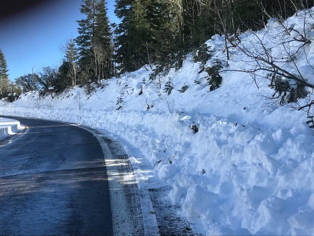 Las autoridades advierten que uno de los principales causantes de accidentes en carreteras de montañas, es la falta de preparación de los conductores y el desconocimiento sobre el
<b> <a href="https://www.univision.com/local/los-angeles-kmex/como-conducir-con-hielo-negro-7-consejos-que-pueden-salvar-la-vida">hielo negro</a></b>.