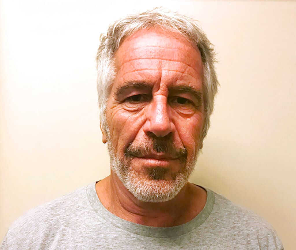 <h3 class="cms-H3-H3">El acusado:</h3> El multimillonario
<b> Jeffrey Epstein </b>comenzó su carrera como profesor de matemáticas y física en Dalton School en Nueva York. En 1976 ingresó en el banco de inversiones Bear Stearns donde tejió una red de contactos entre la gente más adinerada de Estados Unidos y empezó a hacer su fortuna, como informó 
<i><a href="http://nymag.com/nymetro/news/people/n_7912/" target="_blank">New York Magazine </a></i>en el año de 2002. 
<br>