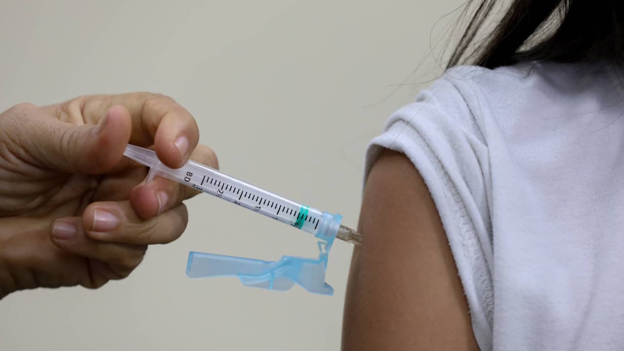 DeSantis quiere que los médicos de Florida no tengan la opción de rechazar a pacientes no vacunados
