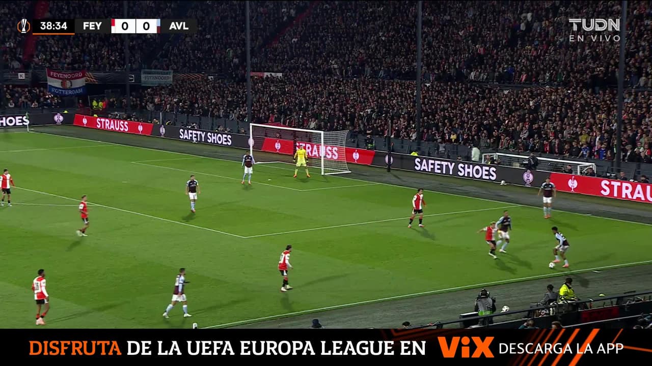 Bizot salva con una espectacular atajada el disparo de larga distancia de Valente