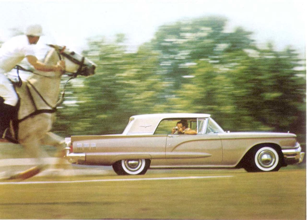<h3 class="cms-h3-H3">18. Ford Thunderbird 1958-1960.</h3>
<br>
<br>El Thunderbird es uno de los modelos históricos más recordados de Ford. A través de su trayectoria el Thunderbird adoptó muchas personalidades, incluso la de un cuatro puertas, pero ninguna de ellas es tan universalmente condenada como la segunda generación conformada por los modelos 1958, 1959 y 1960, el primer Thunderbird con capacidad para cuatro pasajeros. Este Thunderbird es un verdadero desastre estético, aún tomando en cuenta los bizarros estándares visuales de la época. Sus inexplicables líneas conflictivas y su techo cuadrado, que acabó con cualquier vestigio de deportividad, lograban un conjunto disparejo y visualmente torpe. Ford buscaba ampliar el atractivo de Thunderbird abriendo espacio para dos pasajeros más, algo que logró más allá del más optimista de sus sus cálculos. El carro se vendió como pan caliente, pero también convirtió a los roadsters de la primera generación en objetos de veneración nostálgica precoz.