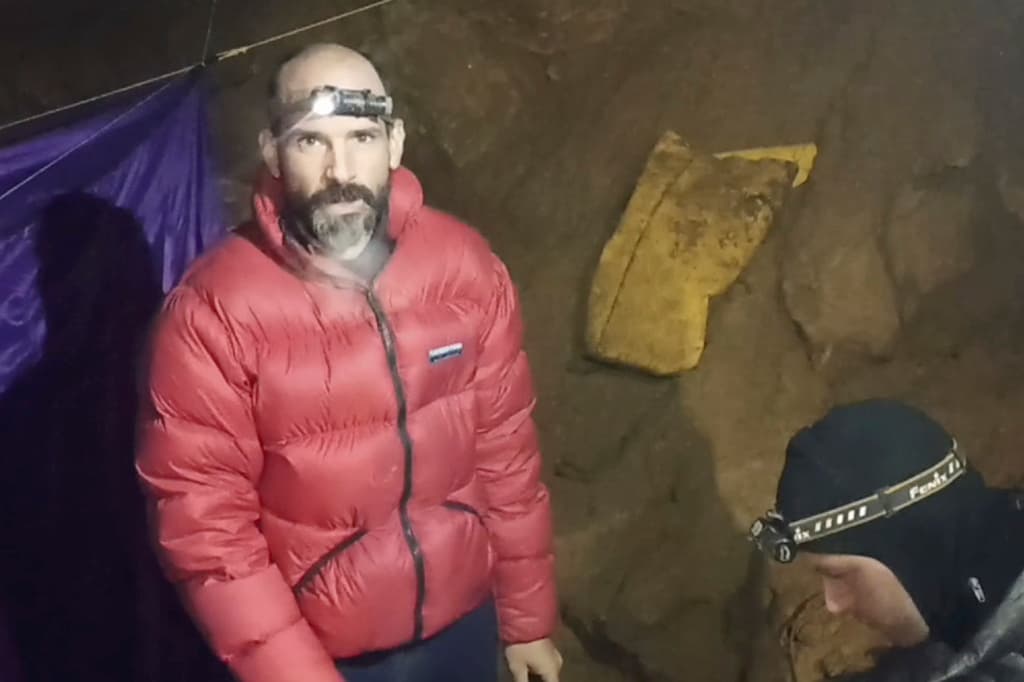 Empezó el lento ascenso hacia la superficie del científico que enfermó gravemente dentro de una cueva en Turquía