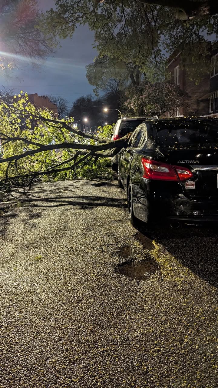 Estas lluvias persistentes provocaron 
<b>crecidas importantes en ríos</b>, particularmente en los ríos Rock, Fox y Des Plaines, aumentando el riesgo de inundaciones en diversas localidades.
<br>
<br>En cuanto a la actividad severa, una supercélula inicial generó 
<b>granizo superior a 5 cm de diámetro</b>, tornados y lluvias torrenciales en el noroeste del condado de Winnebago.
