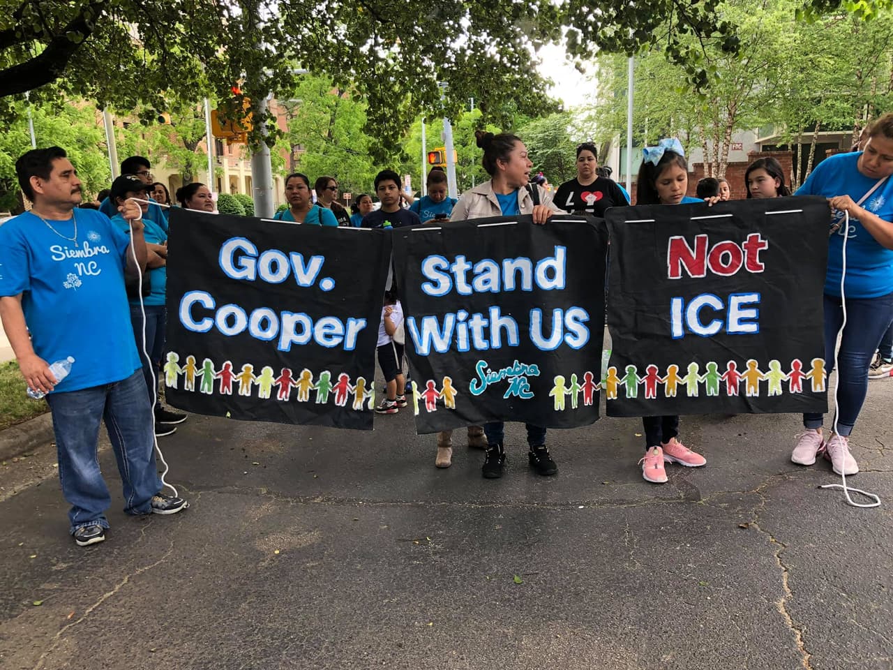 Tras la marcha de el 4 de mayo hacia la mansión del Gobernador, ya preparan la siguiente acción pública. Se trata de una vigilia propgramada para el 11 de mayo en las afueras de la mansión del gobernador donde el Colectivo NC con más de 20 organizaciones se reunirán para exigirle @Roy Cooper que no firme el proyecto de ley HB370 en caso de que avance por todos los comités de la Cámara baja en el estado.El sábado 4 de mayo, cerca de 200 hispanos marcharon hacia la mansión del Gobernador de Carolina del Norte, Roy Cooper, para pedirle que no apruebe propuestas de ley antiinmigrantes cuando lleguen a su escritorio.Las que más preocupan a la comunidad indocumentada por el momento, son la HB370 y la HB135, las cuales buscarían la cooperación entre los alguaciles de los Condados y la Agencia de Inmigración y Aduanas, ICE por sus siglas en inglés, lo cual desencadenaría de acuerdo a los activistas en un incremento en las deportaciones de inmigrantes sin documentos en Carolina del Norte.Madres, padres de familia, organizaciones y aliados de la comunidad alzaron las voces para exigir que el Gobernador Cooper los escuche.Durante la protesta, el Gobernador no hizo presencia, así como ninguna autoridad en representación del funcionario público.Esta marcha fue encabezada por la organización Siembra NC y apoyada por organizaciones aliadas como El Comité Popular Somos Raleigh y El Pueblo.“Quiero decirles a los que no pudieron venir hoy que habrá más oportunidades de apoyar y que no podemos quedarnos callados porque estas leyes afectarían a nuestras familias”, indicó en entrevista para Univision una de las manifestantes.