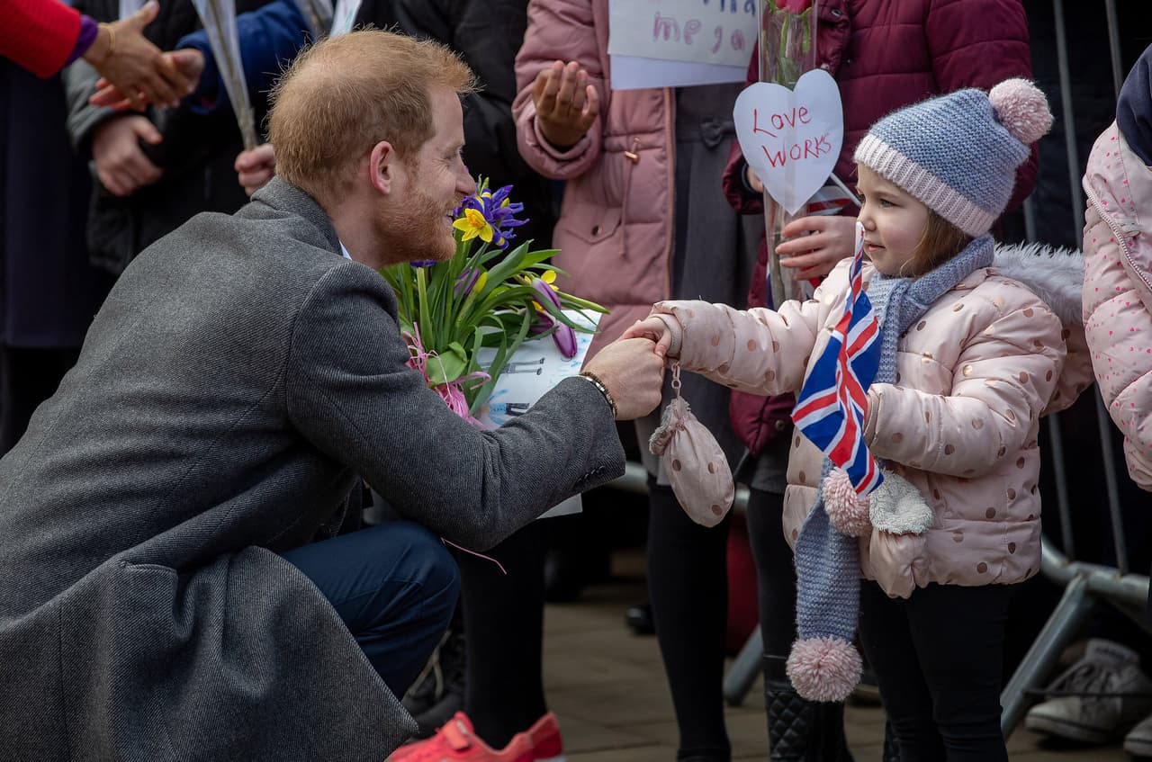 En esta visita, al igual que en otras, el pelirrojo nieto de la reina Isabel, atendió a los niños, para quienes siempre presume una gracia especial.