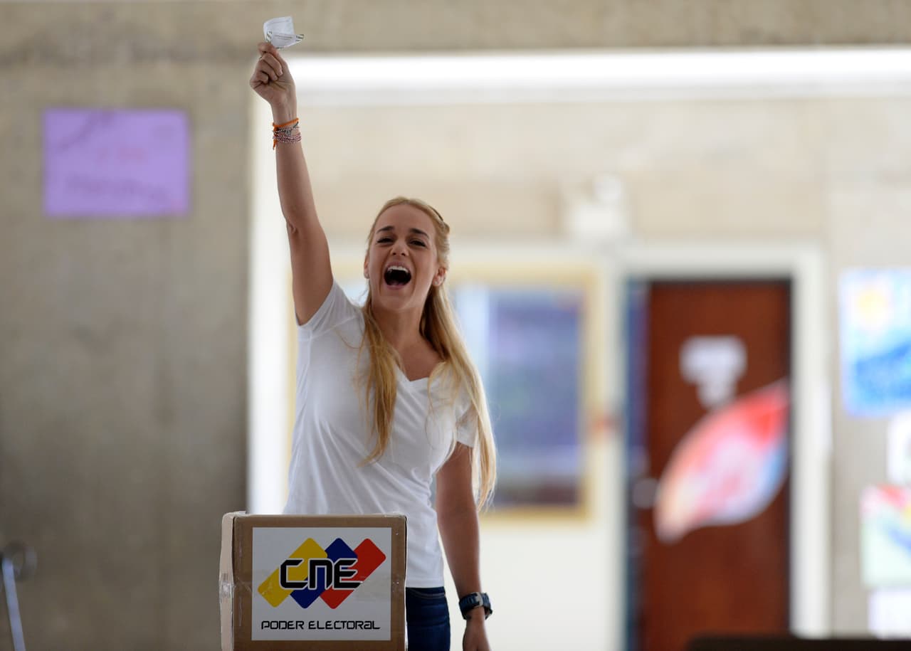 Lilian Tintori al emitir su voto en las elecciones de este 6 de diciembre.