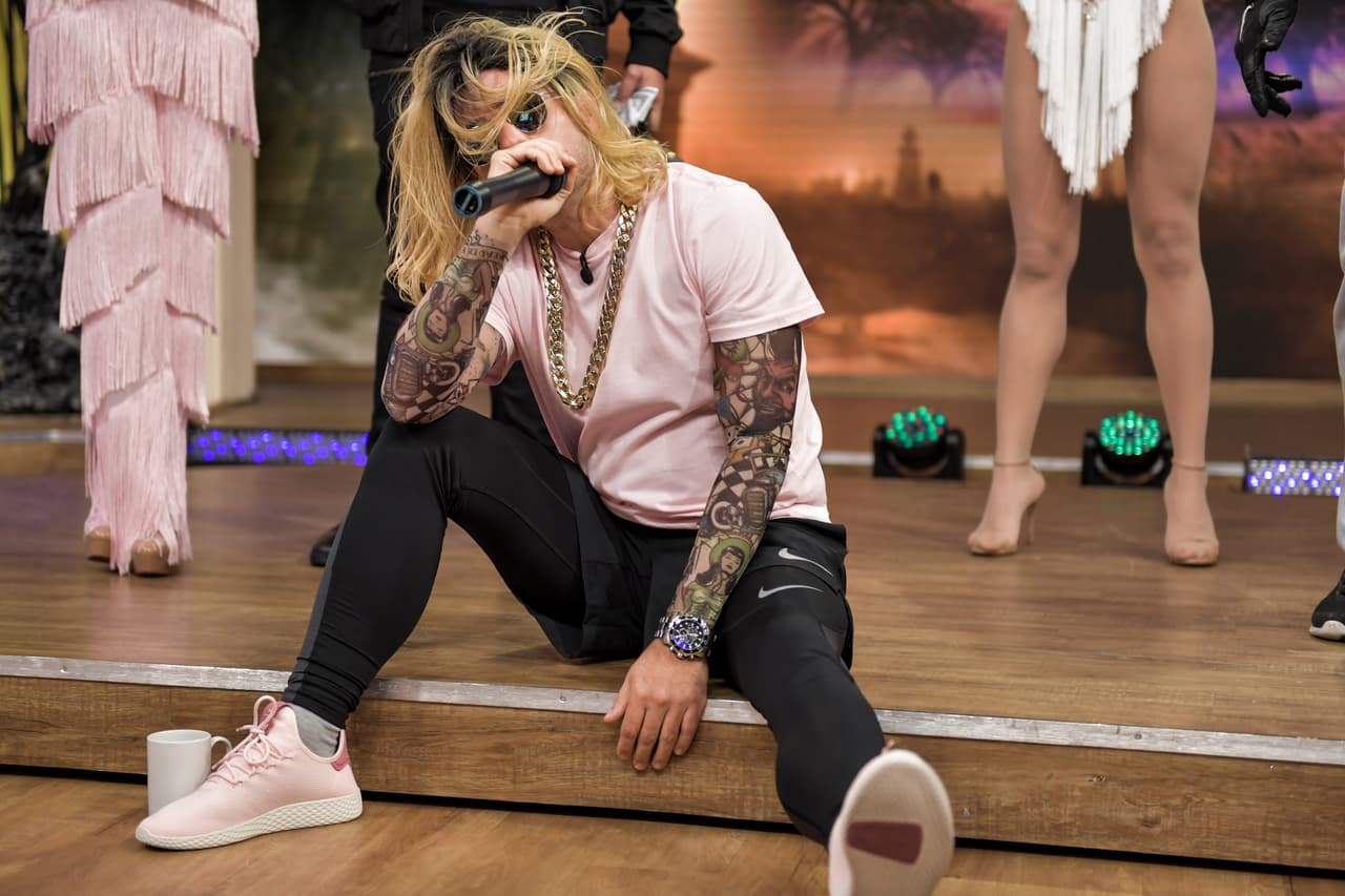 En esta ocasión Maluma llegó solito, pero dispuesto a pasarla fenomenal en esta fiesta de Halloween.