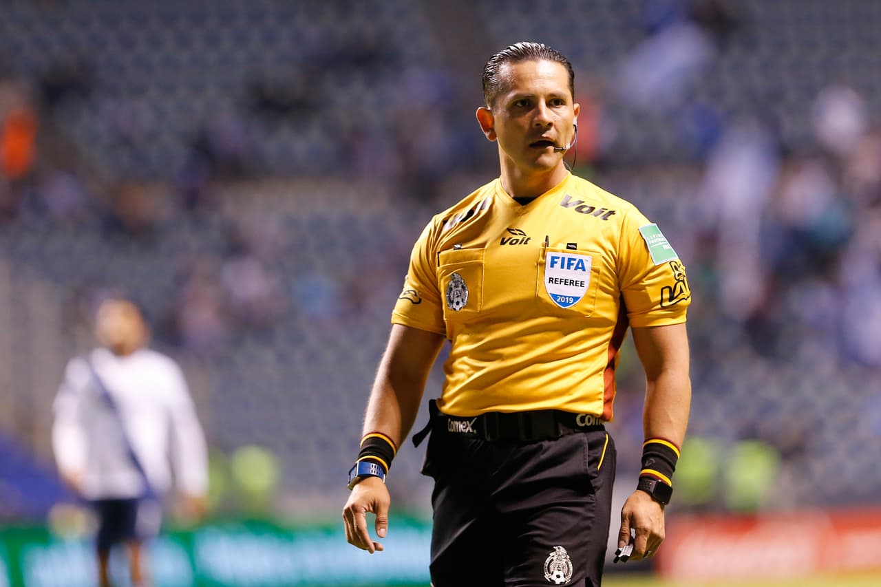 El árbitro Diego Montaño Robles no sancionó un penal a favor del León al minuto 15' por mano de Lucas Cavallini tras revisión en el VAR.