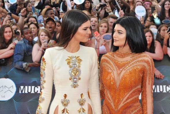 La hermosa modelo Kendall Jenner robó toda la atención de la alfombra de los premios 'MuchMusic Video Awards' con un diseño que enseñaba más que sus esculturales piernas. ¿Te copias el modelito?
